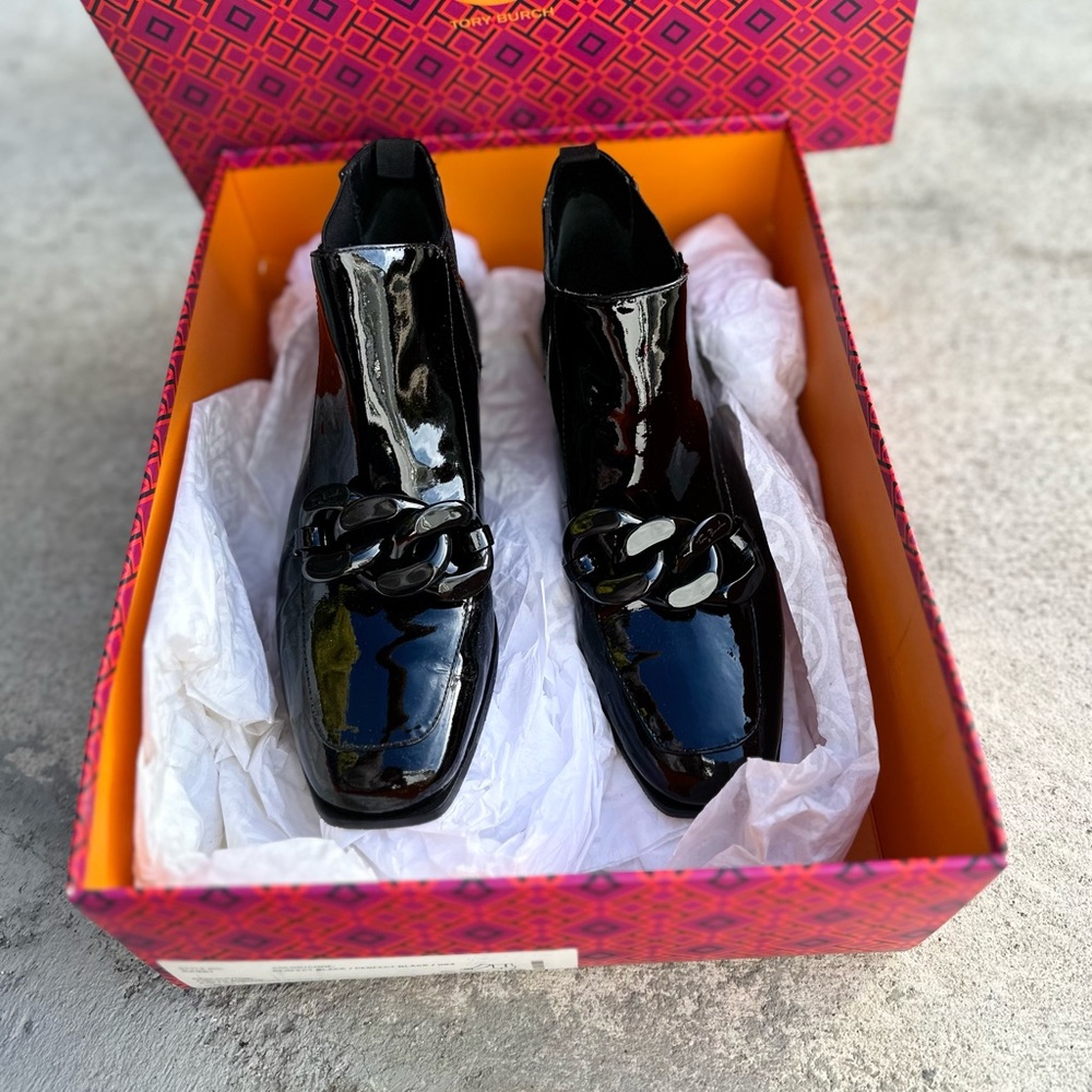 $428 TORY BURCH Adrien Chain Bit Chelsea Bootie Black patent Leather 6